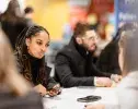 des étudiants sur un salon avec des entreprises