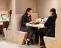 des étudiants qui assis devant leur ordinateur dans un espace de travail