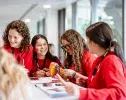 Etudiantes joyeuses en rouge SKEMA