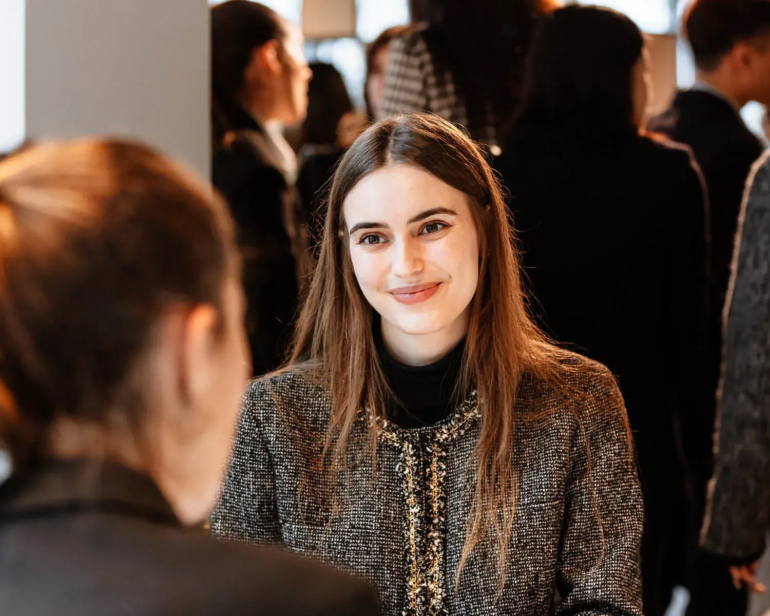 une femme est assise face à une autre femme dans un forum
