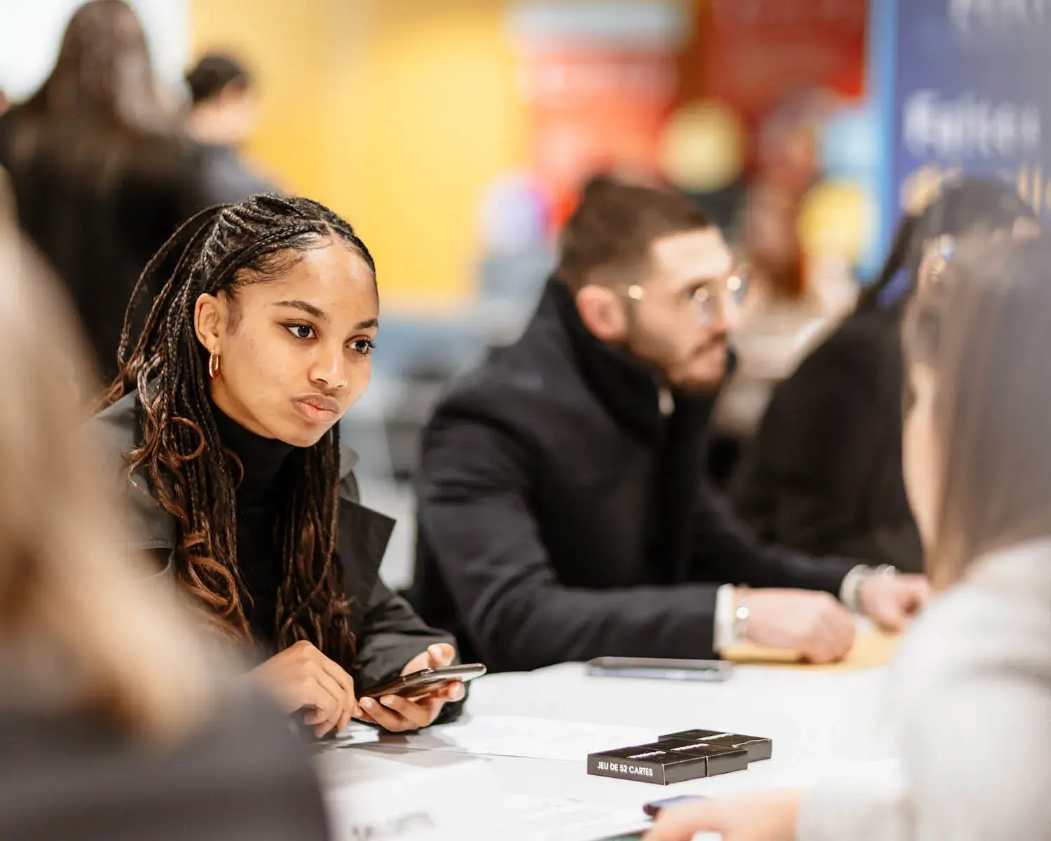 des étudiants sur un salon avec des entreprises