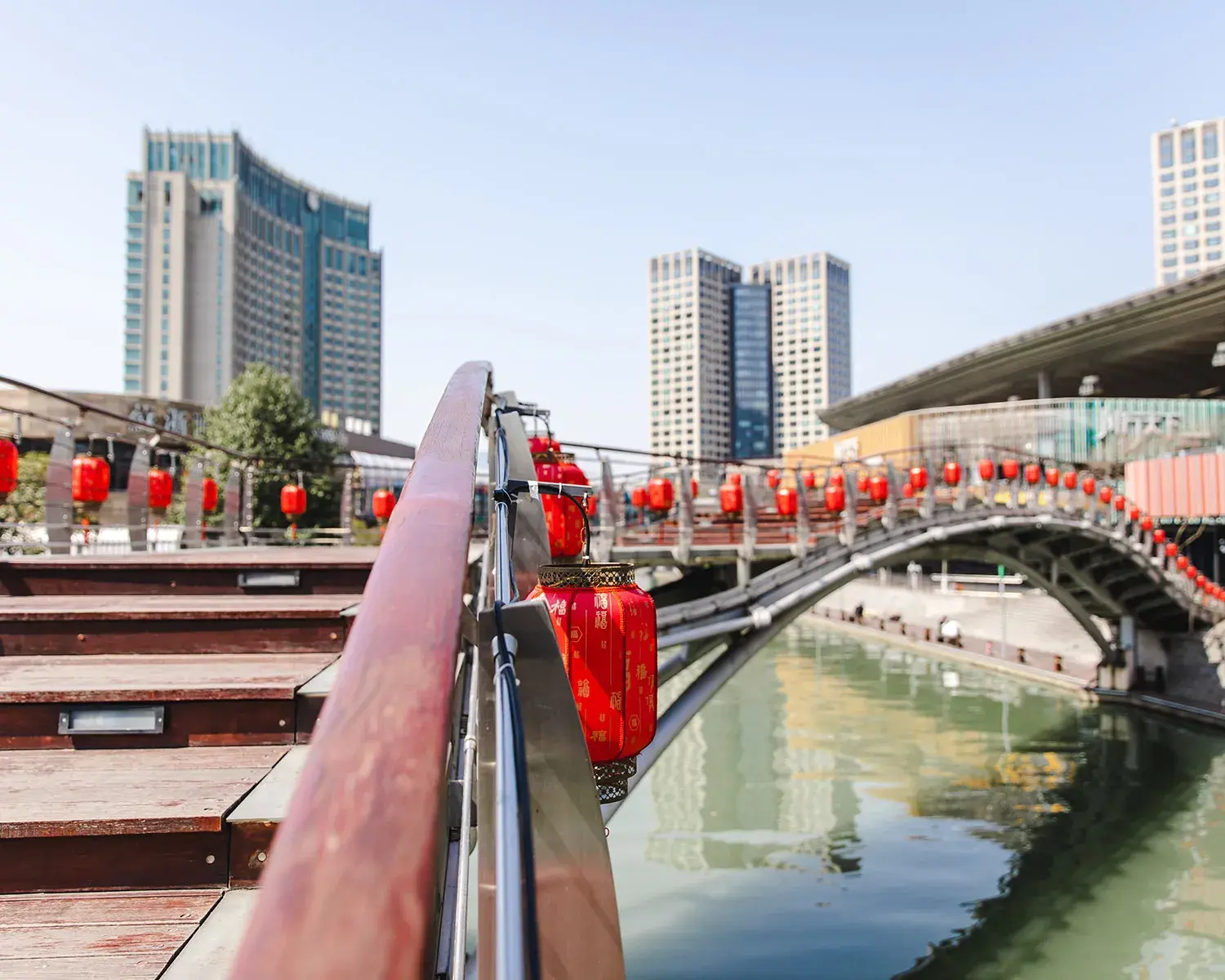 Pont avec des lanternes dans la ville de Suzhou
