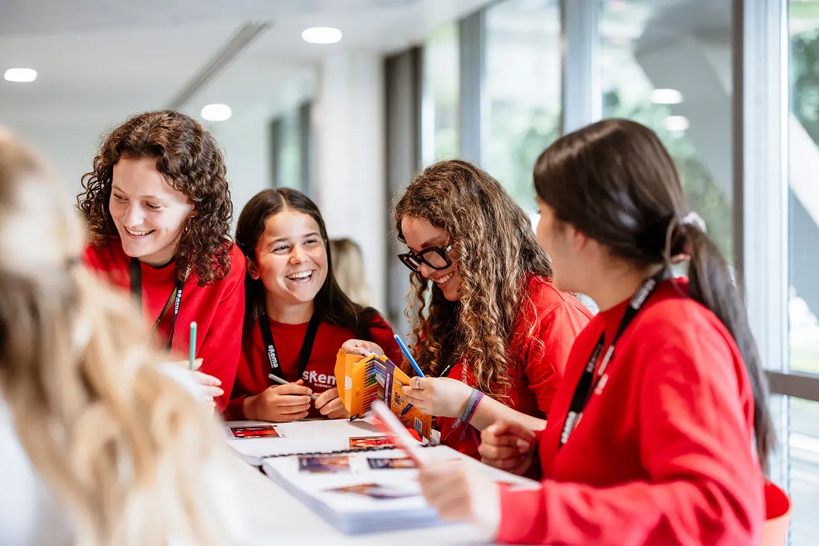 Etudiantes joyeuses en rouge SKEMA