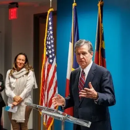 Le gouverneur de Caroline du Nord participe à une collecte de fonds organisée sur le campus de Raleigh