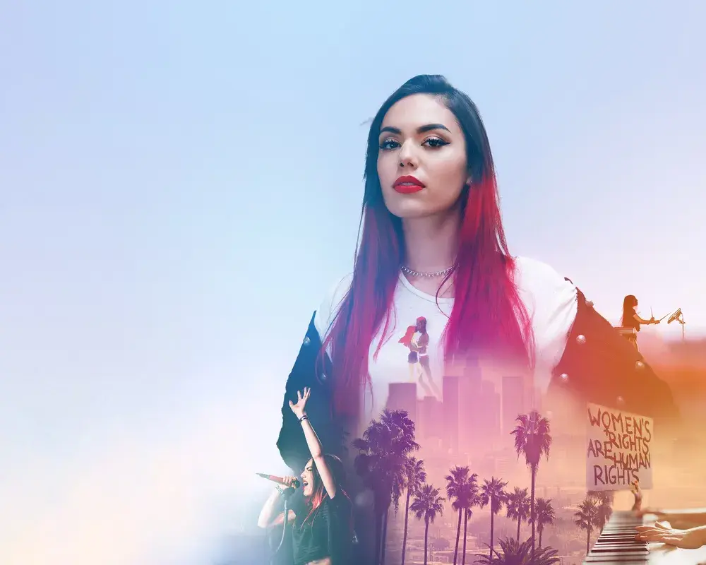 une femme aux cheveux rouge