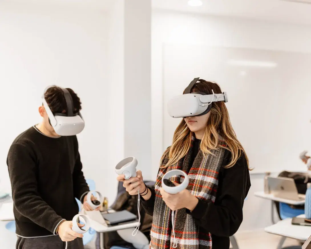 une salle avec des ordinateurs et une tablette posé sur la table