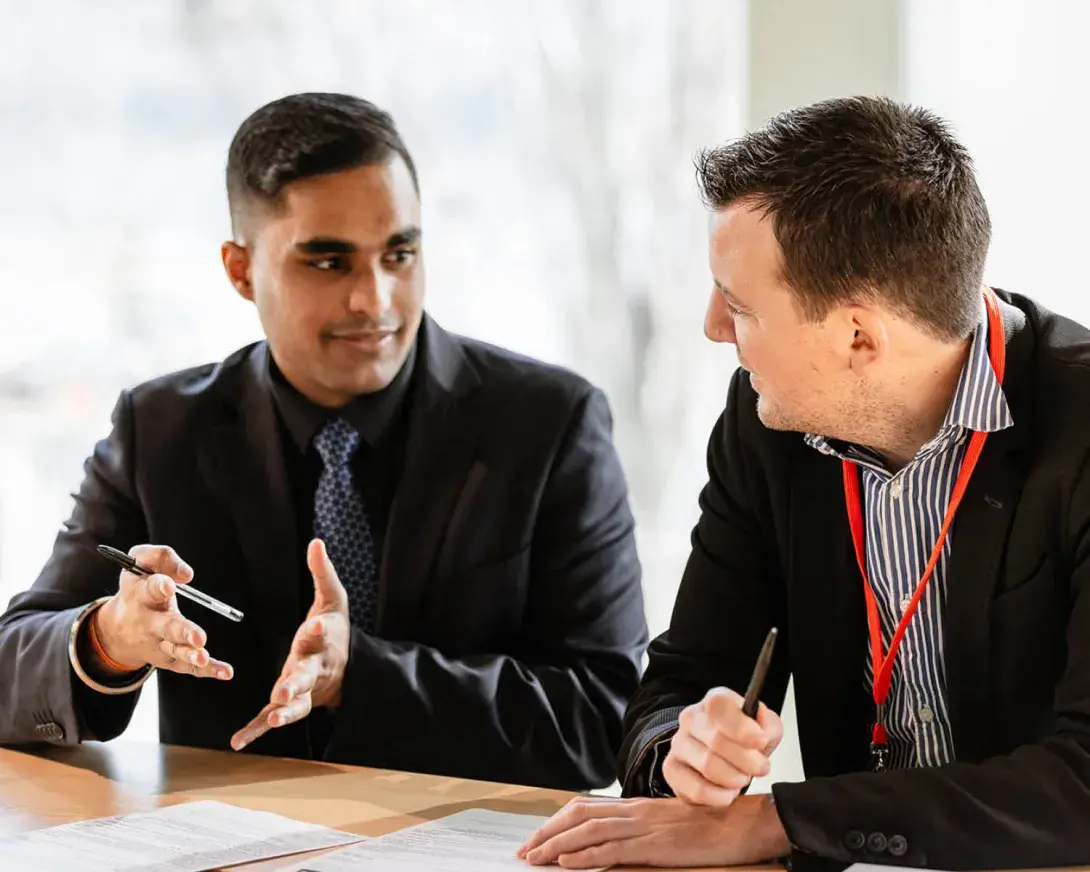 Entretien en entreprise entre deux hommes