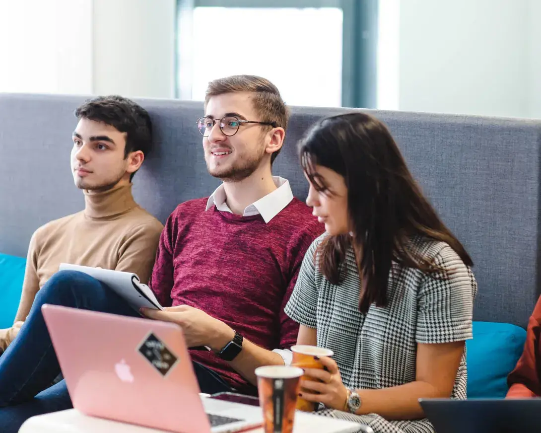 des étudiants Esdhem en cours sur un canapé
