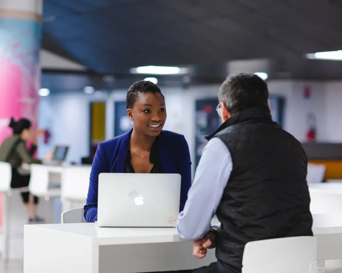une homme et une femme discutent autour d'une table