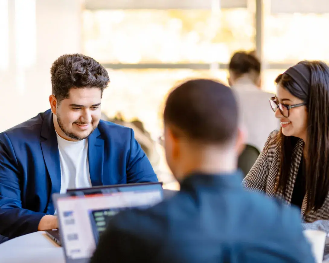 3 élèves qui étudient devant leur ordinateur