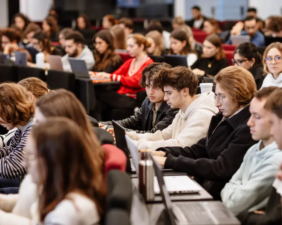 Amphi rempli d'étudiants