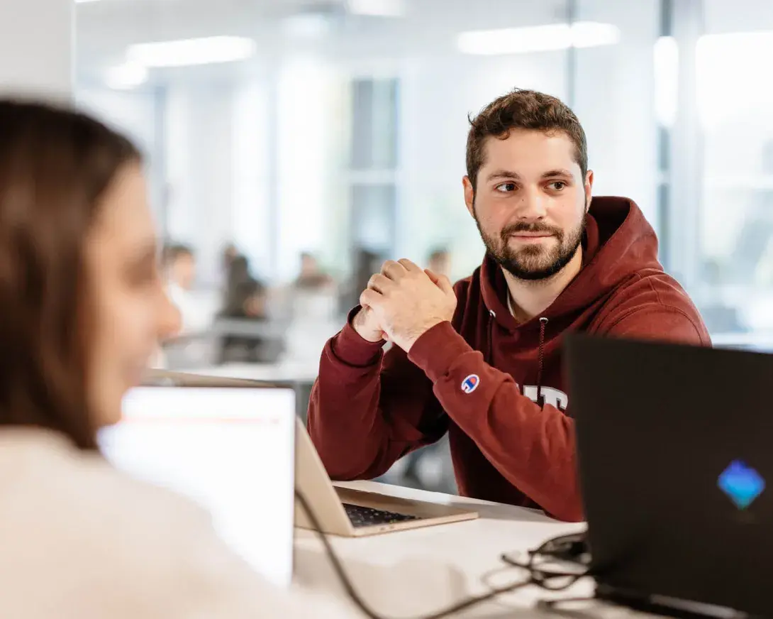 un homme assis sur une table avec d'autres personnes