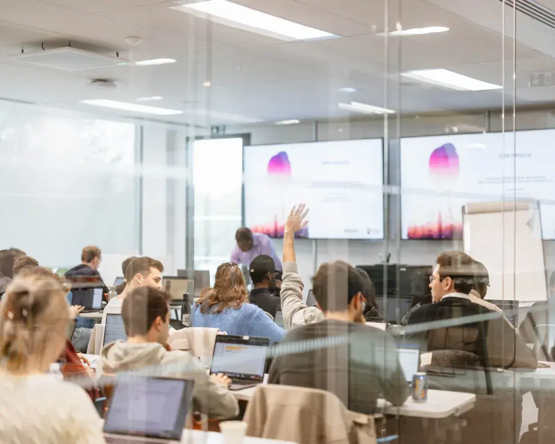 salle de cours Skema avec des élèves et un professeur