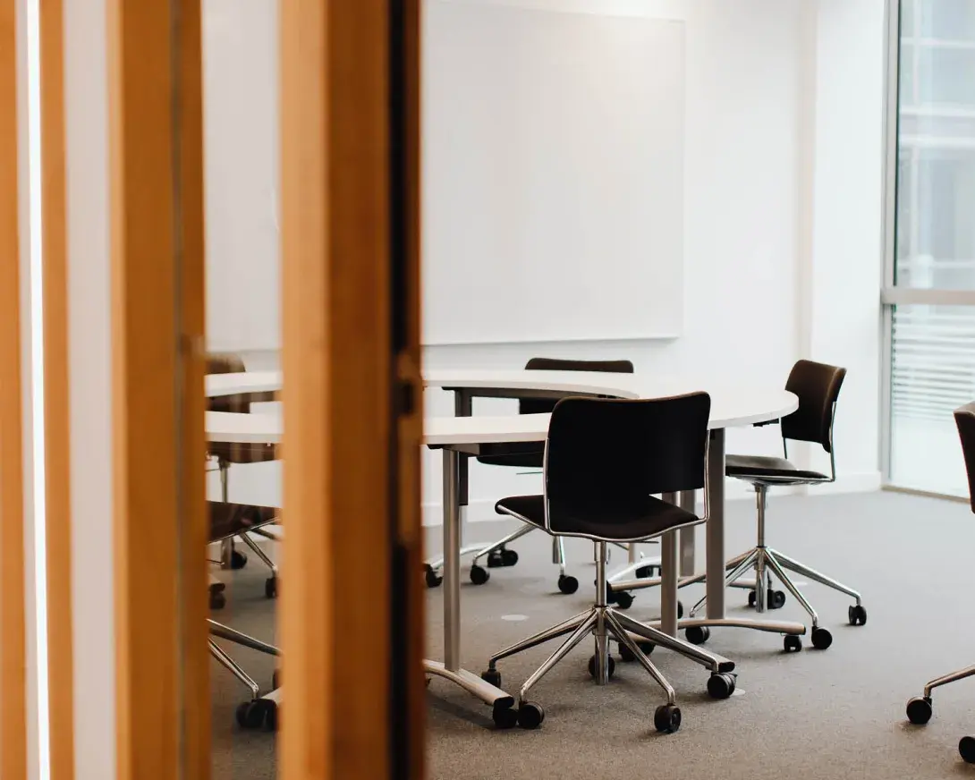 salle de réunion avec des chaises roulantes et une table ronde