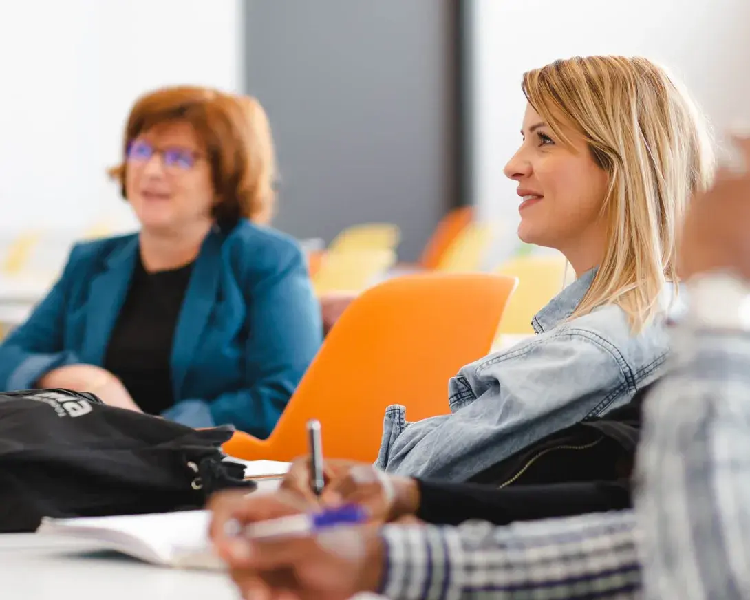 des élèves qui écoutent et prennent des notes