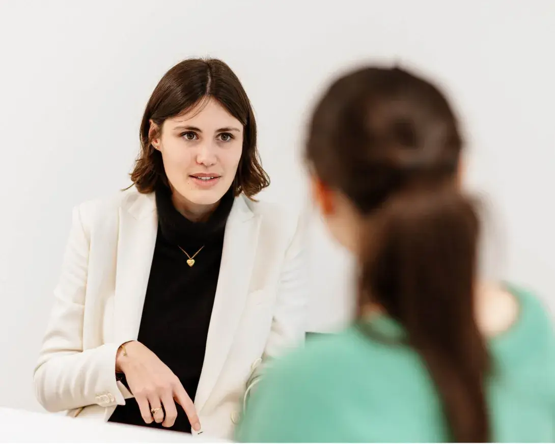 2 femmes qui discutent face à face