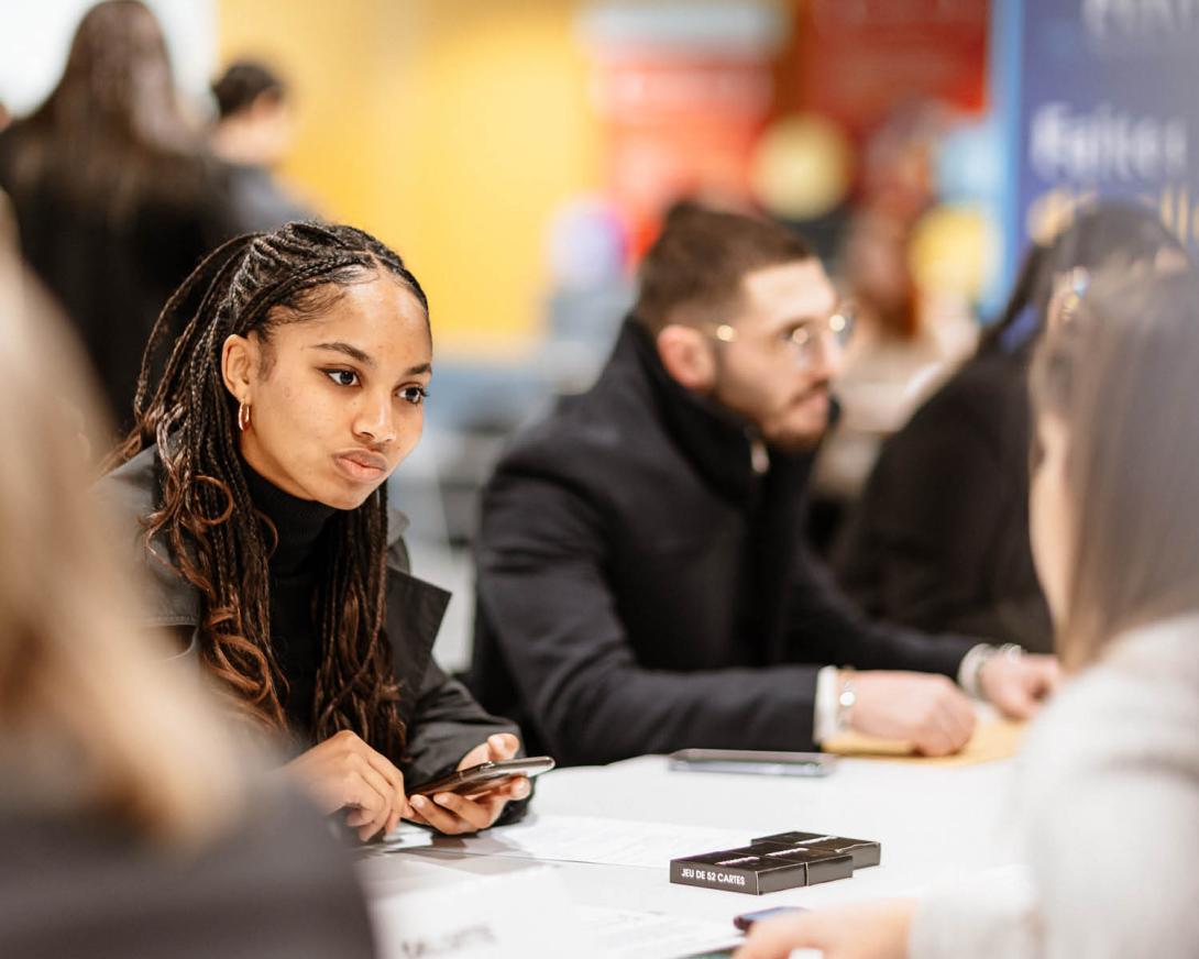 des étudiants sur un salon avec des entreprises