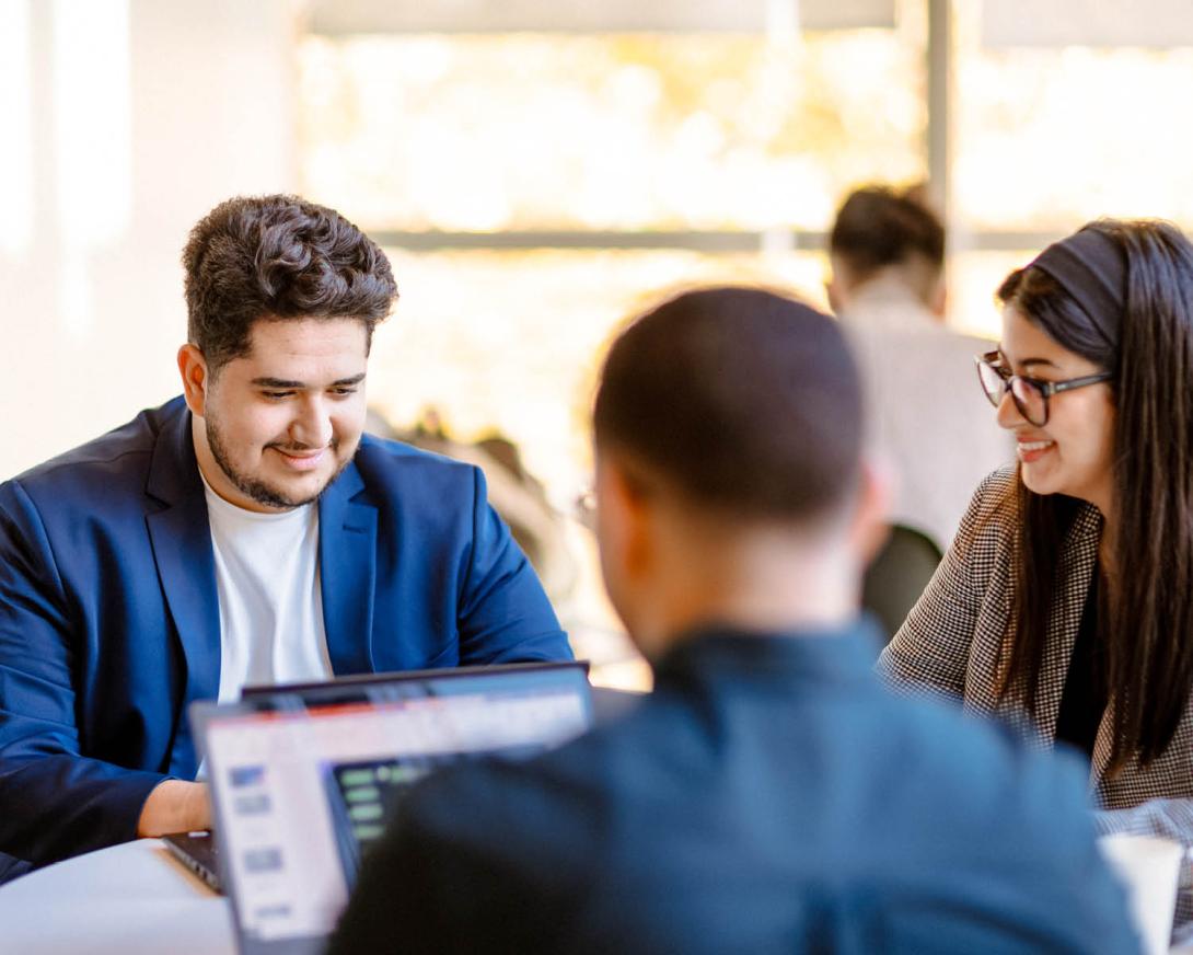 3 élèves qui étudient devant leur ordinateur